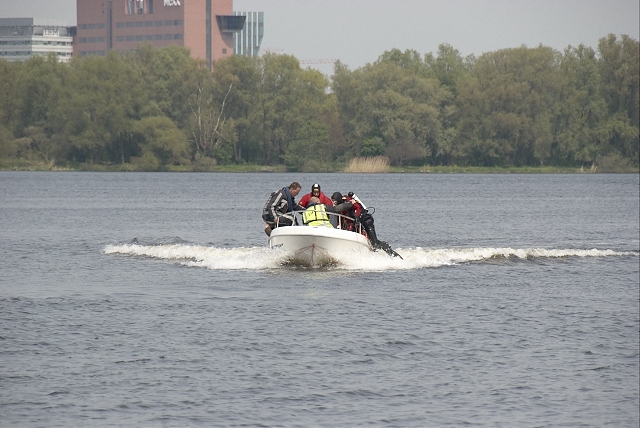 2010/111/20100515 007 Persoon te water Nieuwemeerdijk.jpg